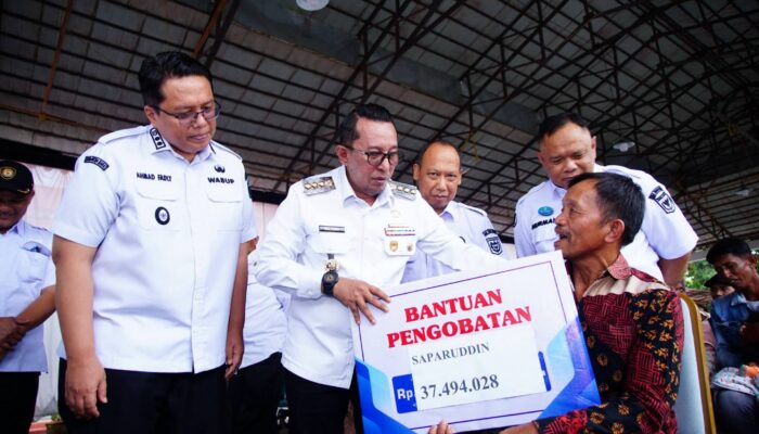 Eka Putra Salurkan Rp1,3 Miliar Bansos untuk Korban Bencana
