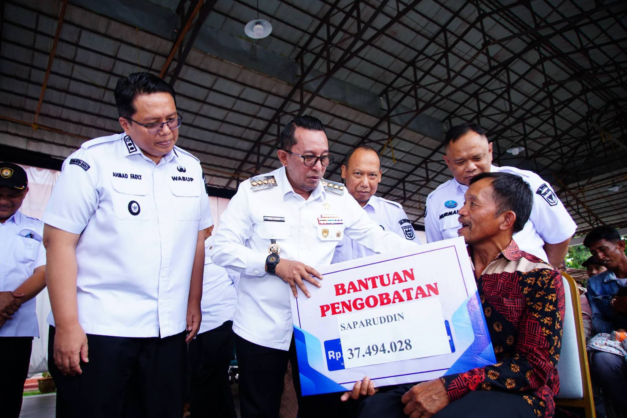 bupati-eka-putra-serahkan-bansos-bencana-hidrometeorologi-rp1,3-miliar