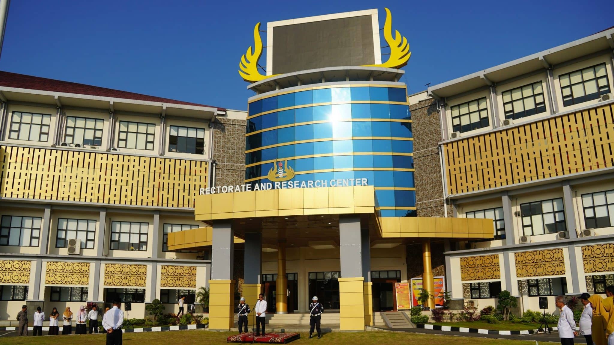 peluru-nyasar-diduga-dari-latihan-tembak-tni,-dua-orang-terluka-di-kampus-unp