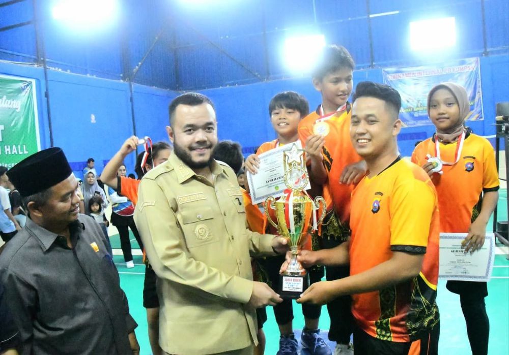 fadly-amran-tutup-turnamen-bulutangkis-anak-nagari-cup-i,-pb-polda-sumbar-jadi-juara-umum