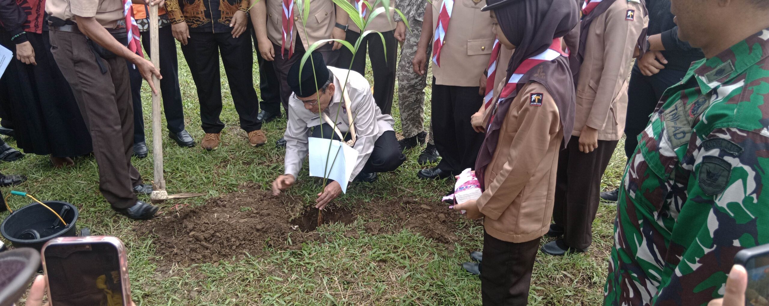 kemah-bhakti-man-1-padang-dibuka-wawako-maigus-nasir-,-yang-ditandai-dengan-menanam-pohon-penghijauan