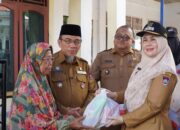 maigus-nasir-serahkan-bantuan-sosial-kepada-korban-kebakaran-di-lubuk-kilangan