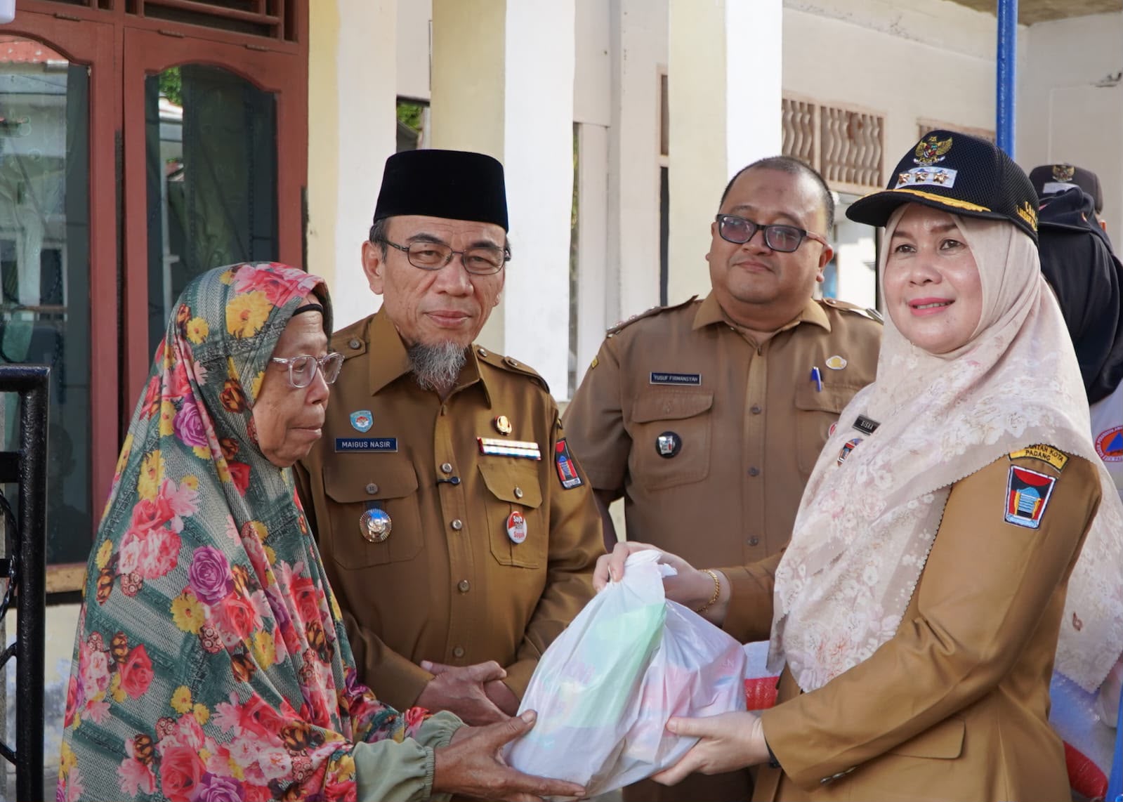 maigus-nasir-serahkan-bantuan-sosial-kepada-korban-kebakaran-di-lubuk-kilangan
