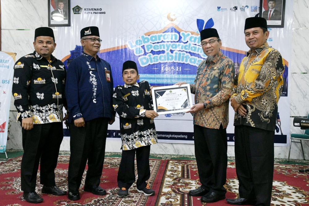 lebaran-yatim-dan-penyandang-disabilitas-di-padang-hadirkan-140-peserta,-wawako-serahkan-bantuan