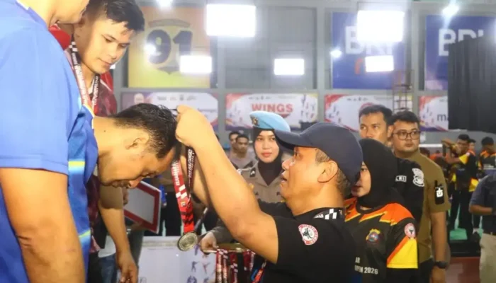 Kapolda Sumbar Tutup Kapolda Cup 2026, Serahkan Trofi kepada Pemenang
