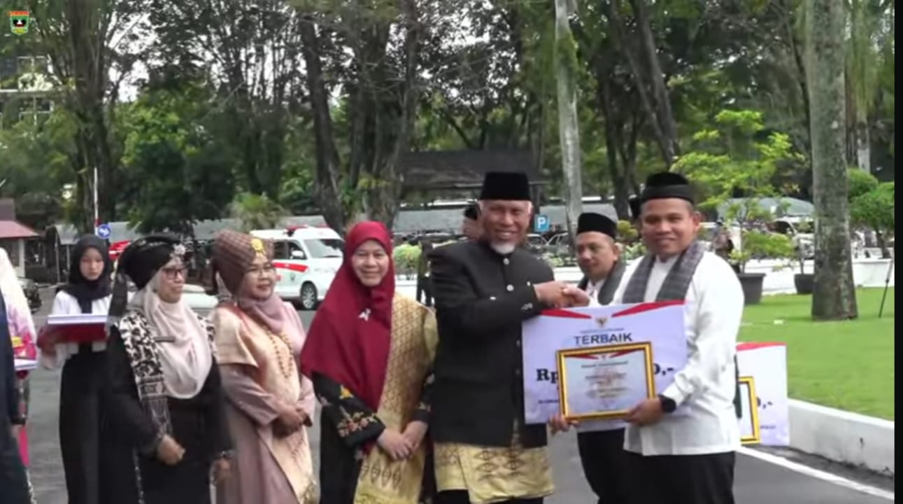 marwansyah-raih-penghargaan-asn-model-ketahanan-keluarga-sumbar-2026