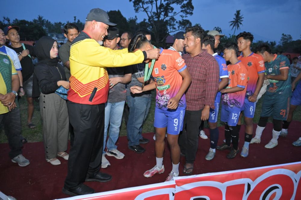 tutup-turnamen-simalanggang,-mahyeldi-tekankan-pentingnya-kompetisi-sepak-bola