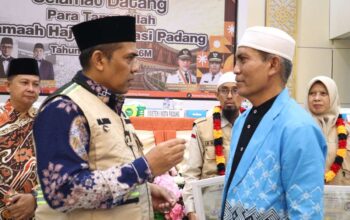 UEA Bantu 33 Jemaah Sumbar Berangkat ke Tanah Suci