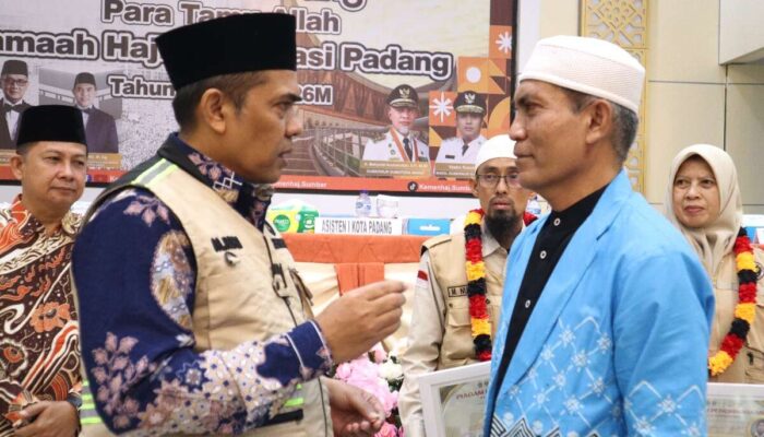 UEA Bantu 33 Jemaah Sumbar Berangkat ke Tanah Suci