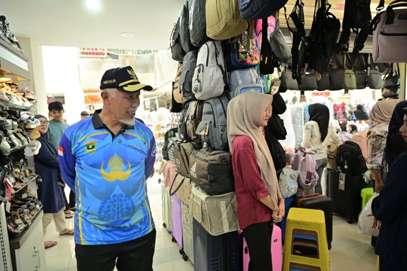 libur-sekolah,-mahyeldi-ajak-wisatawan-jaga-kebersihan-pasar-ateh-dan-jam-gadang