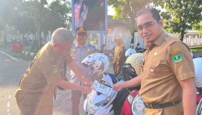 Pemkab Pasbar Pasang Stiker, Tertibkan ASN Penunggak PKB