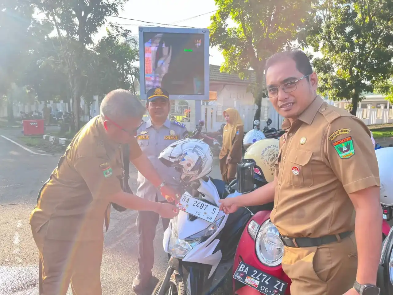 pemkab-pasbar-pasangi-stiker-asn-penunggak-pajak-kendaraan