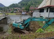 Pemko Sawahlunto Keruk Sedimen Batang Lunto