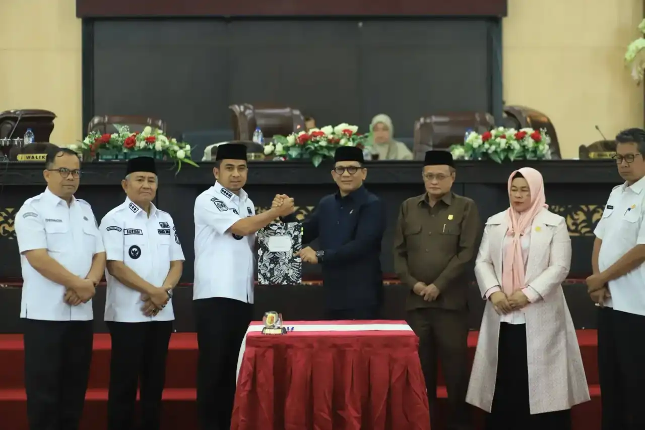 dprd-dan-pemko-solok-sahkan-ranperda-pertanggungjawaban-apbd-2025