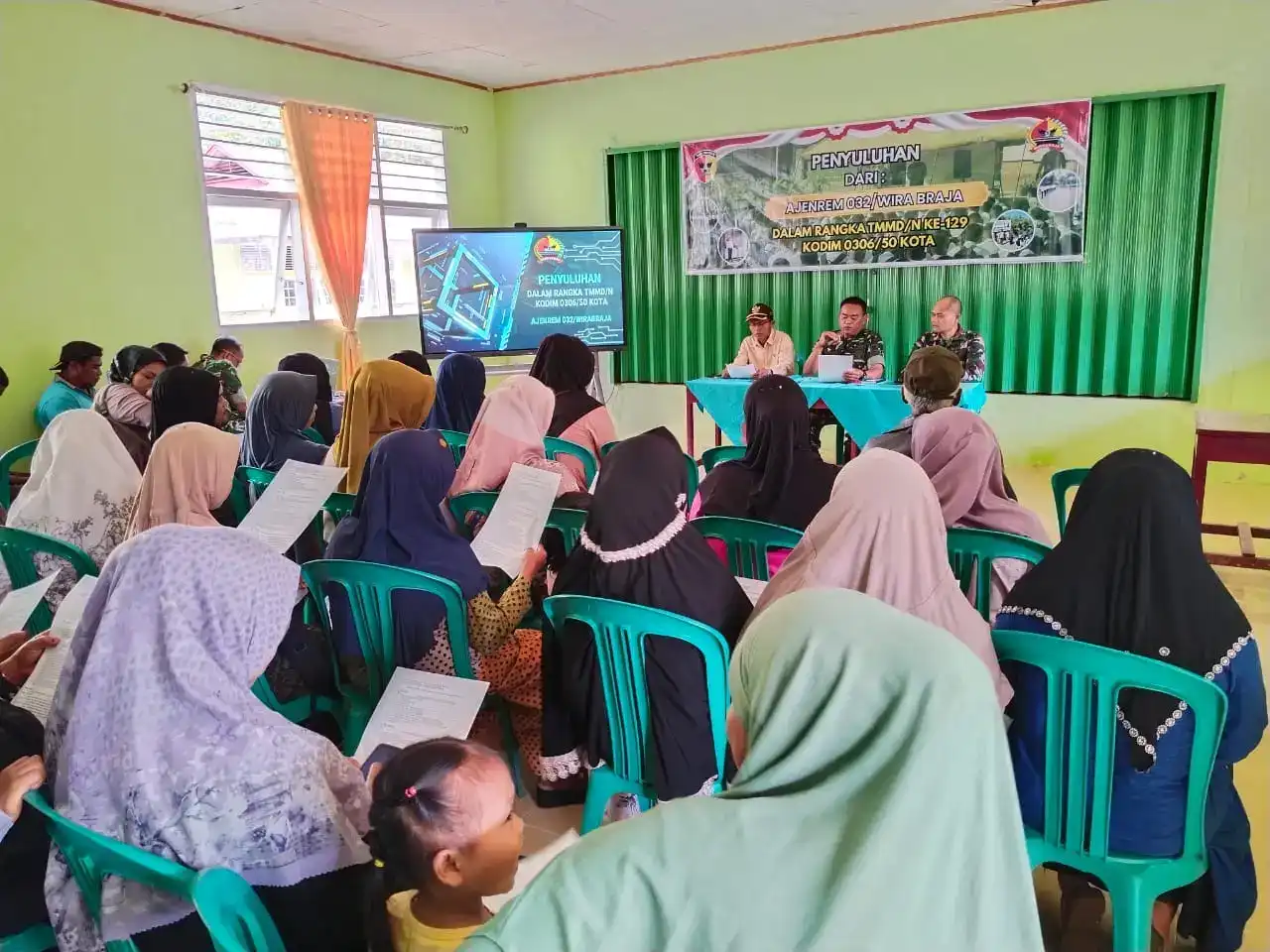buka-peluang-pengabdian,-satgas-tmmd-ke-129-gelar-sosialisasi-rekrutmen-prajurit-tni-di-buluh-kasok
