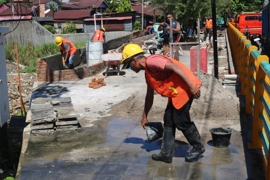 dlh-padang-benahi-batang-arau-dan-pasang-perangkap-sampah-sambut-hjk-ke-357
