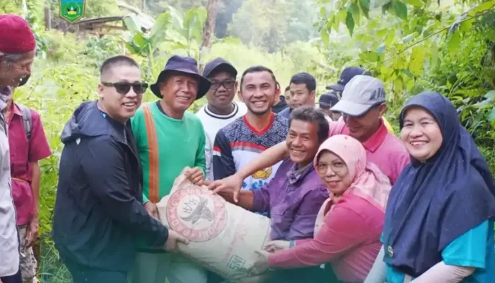 Pemkot Padang Panjang Serahkan Semen untuk Perbaiki Jalan Manyolok