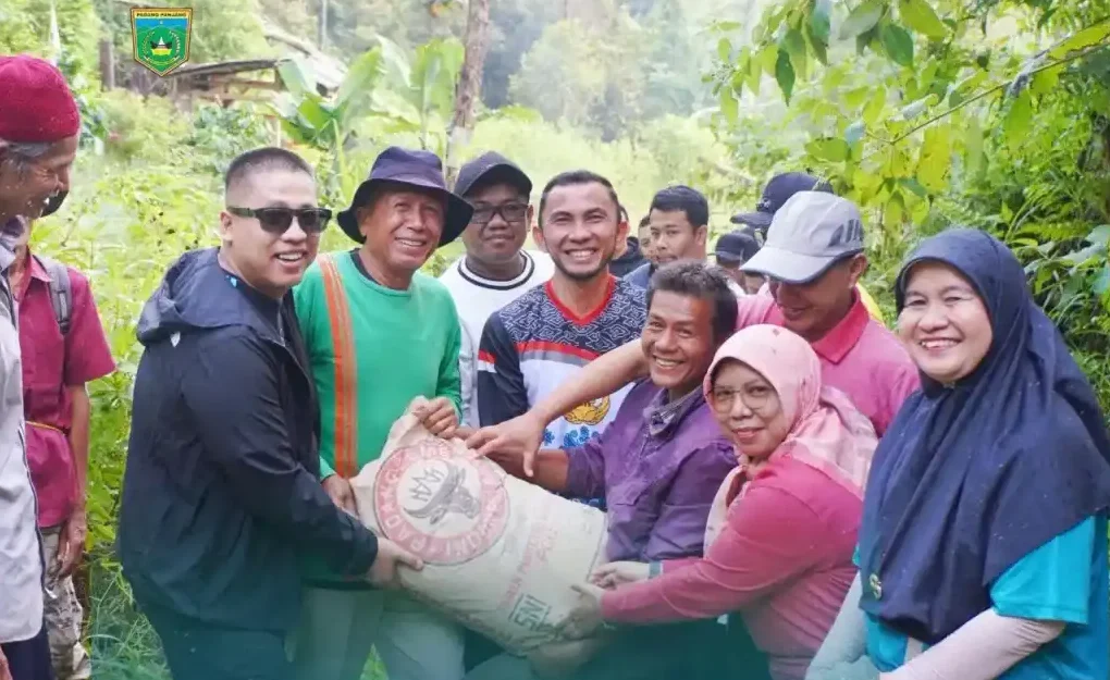 pemkot-padang-panjang-serahkan-bantuan-semen-untuk-pengembangan-wisata-manyolok