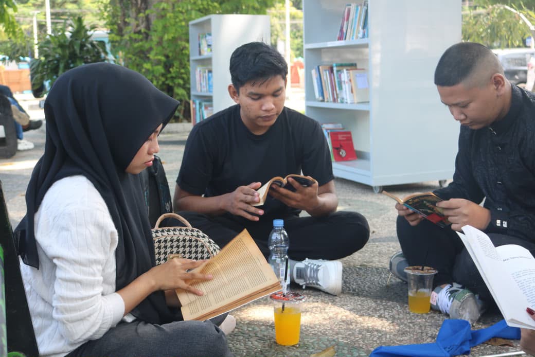 ruang-literasi-terbuka-dispusip-kota-padang-dinilai-nyaman-dan-menarik-minat-baca
