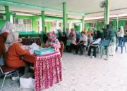 Padang Salurkan Seragam Gratis untuk 123 Siswa SMPN 11