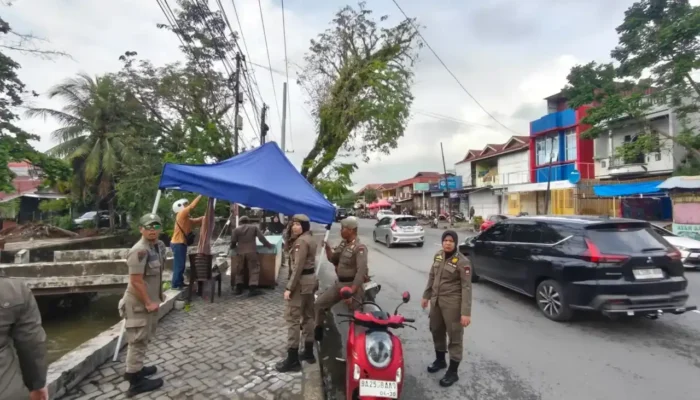 Satpol PP Padang Tertibkan Belasan Lapak PKL di Trotoar Alai