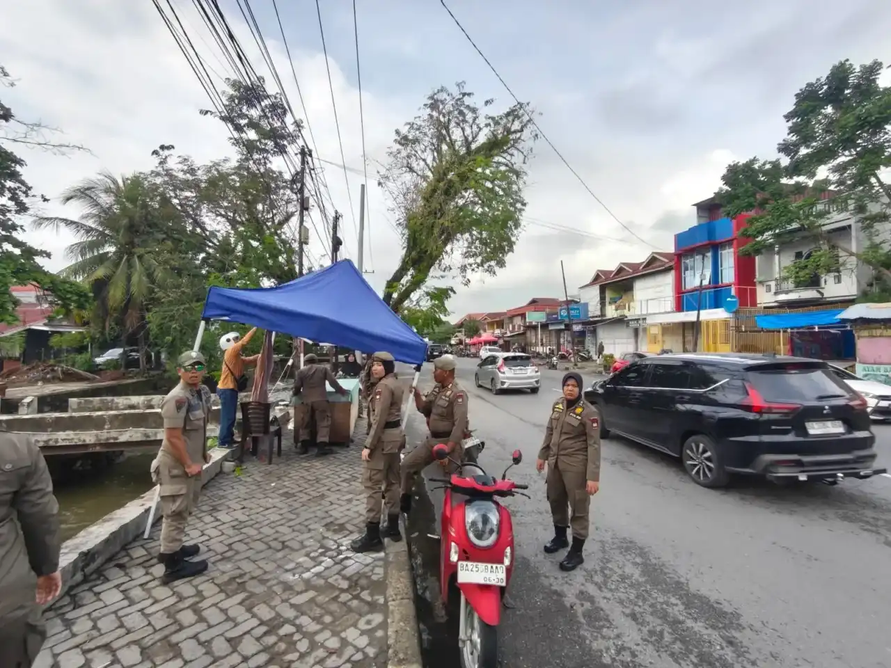 tegakkan-perda,-satpol-pp-padang-bongkar-lapak-pkl-di-kawasan-alai