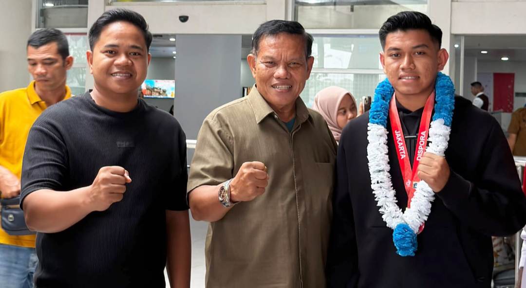 torehkan-prestasi-di-jakarta,-atlet-tenis-asal-solok-hadad-dikalungi-bunga-ketua-pelti-sumbar