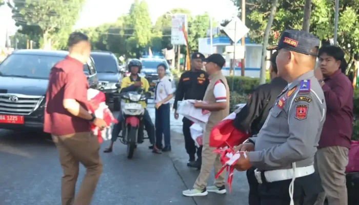 Pemkab Agam Bagikan Bendera Merah Putih Sambut HUT RI ke-81