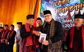 Wabup Ahmad Fadly Buka Lomba Pidato Adat, Luncurkan Memoar LKAAM